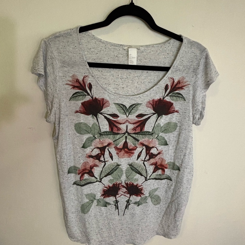 H&M Mama Light Gray Scoop Neck Tee with Red Floral Print